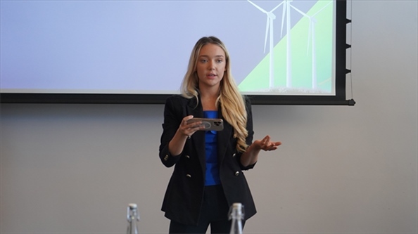 南非駐亞洲和金磚國家無任所大使蘇克拉爾代表吉娜·布朗發(fā)言。 人民網(wǎng) 張茜攝