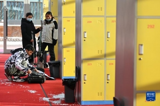 12月21日，游客在滑雪服務(wù)大廳整理滑雪裝備。