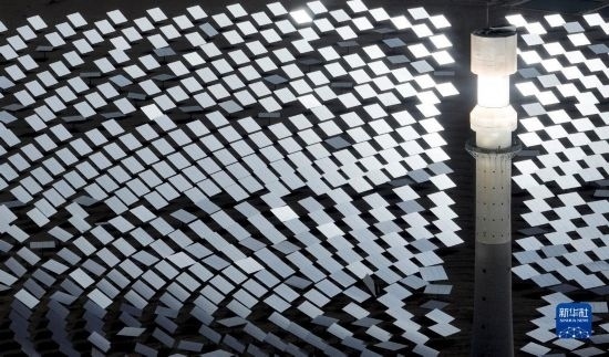 這是2023年6月11日在青海省海西蒙古族藏族自治州格爾木市拍攝的一座光熱電站（無人機照片）。 新華社記者 張宏祥 攝