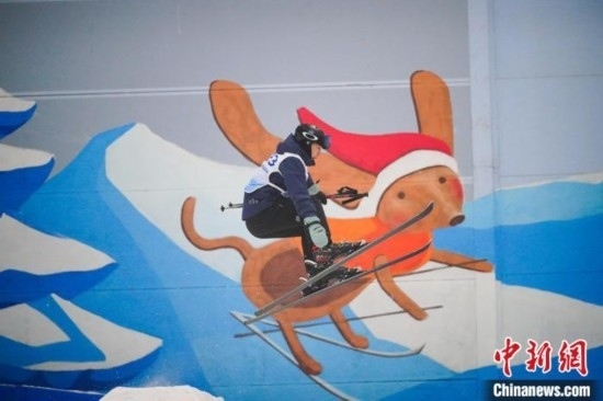 12月22日，云南省第一屆冬季運動會在昆明開幕。圖為選手在公開組男子自由式滑雪雪上技巧比賽中。中新社記者 劉冉陽 攝