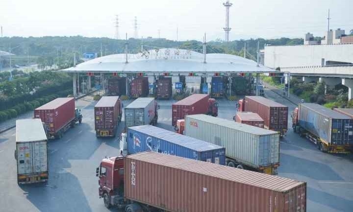 義烏海關(guān)排隊(duì)等待出關(guān)的車(chē)輛。共享聯(lián)盟·義烏 吳峰宇 攝