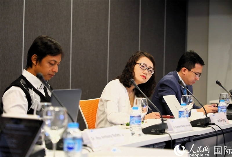 學(xué)者們專注聆聽會議內(nèi)容。人民網(wǎng)記者 白元琪攝