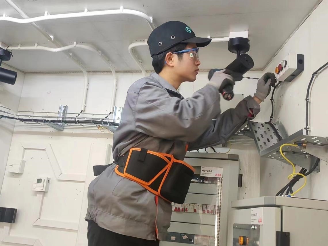 張強在安裝指示燈盒實訓中。高磊磊 攝