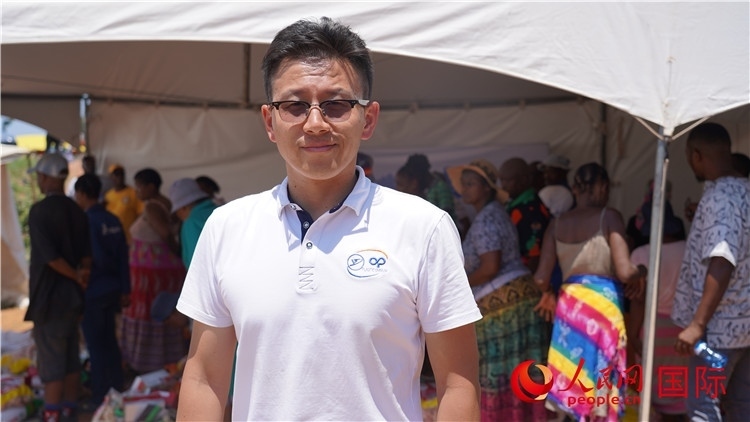 延鋒彼歐南非公司總經(jīng)理張?chǎng)伟l(fā)言致辭。人民網(wǎng) 張茜攝