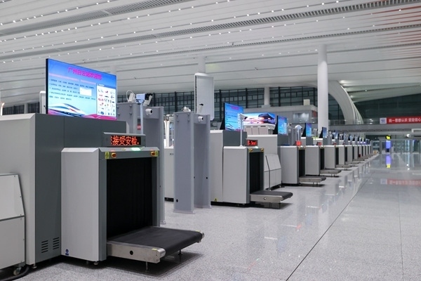 進(jìn)站大廳整齊擺放的安檢儀。