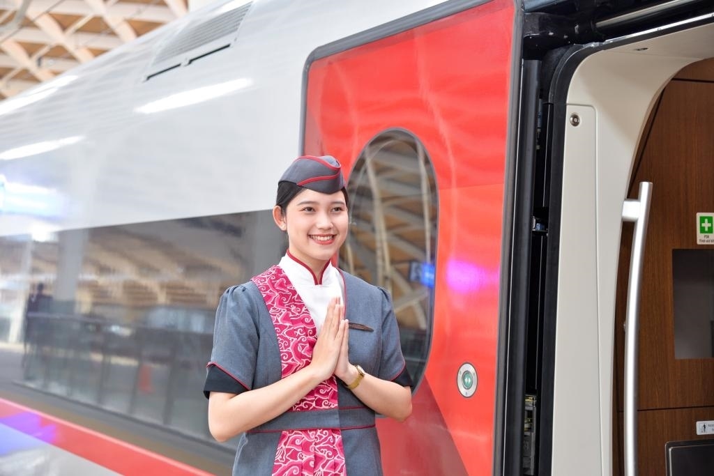 12月12日，乘務(wù)人員在印度尼西亞雅加達(dá)的哈利姆車站站臺歡迎乘坐雅萬高鐵的乘客。新華社記者徐欽攝