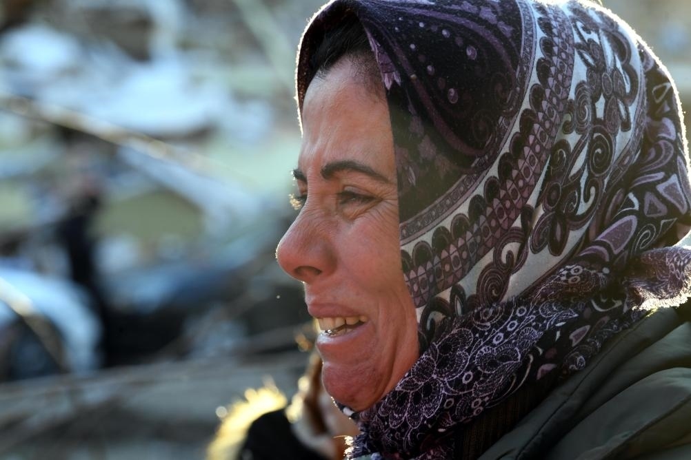 2月8日，在土耳其哈塔伊的一處地震廢墟，當(dāng)?shù)鼐用竦却H人的消息。新華社記者沙達(dá)提攝