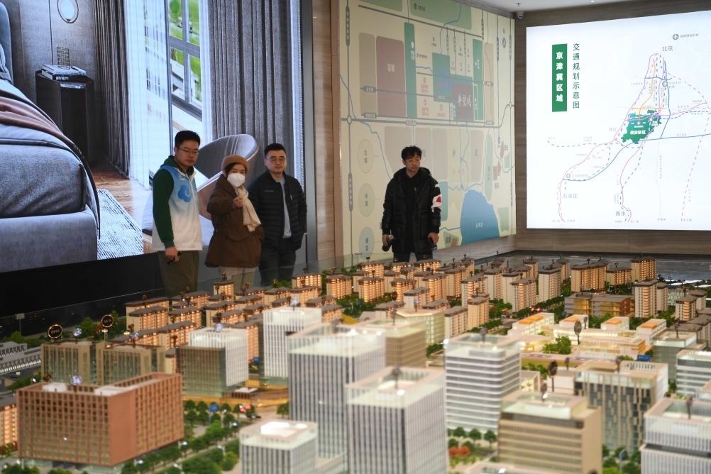 購(gòu)房者在河北雄安新區(qū)某項(xiàng)目售樓部查看沙盤（2月25日攝）。新華社記者 朱旭東 攝