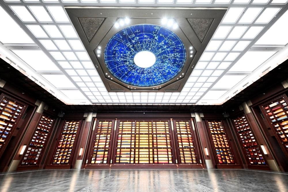 △中國國家版本館中央總館“文瀚閣”內(nèi)景。星空穹頂上是一幅宋代石刻天文圖，傳遞著“文瀚閣”的寓意：中華文明如星空般浩瀚璀璨。