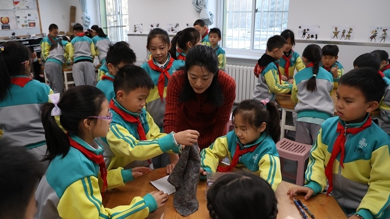 科學(xué)老師教同學(xué)制作消聲裝置。校方供圖