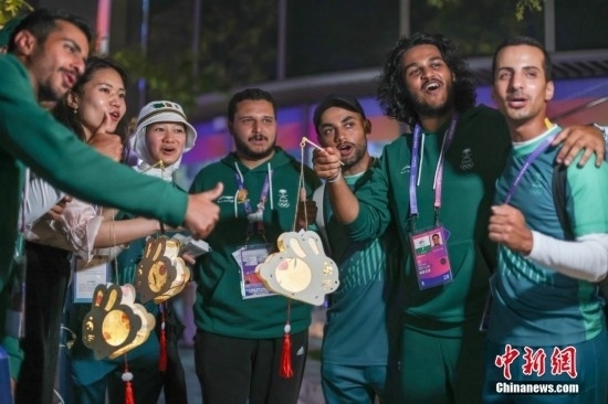 資料圖：9月29日，中國傳統(tǒng)節(jié)日中秋節(jié)，杭州亞運(yùn)會運(yùn)動員村舉辦中秋主題活動，中外運(yùn)動員們歡聚一堂。圖為沙特阿拉伯運(yùn)動員手持燈籠拍攝照片。<a target='_blank' href='/'><p align=
