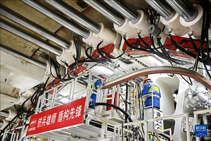 12月30日，中鐵十四局技術(shù)人員在盾構(gòu)掘進(jìn)開始前檢查“海天號(hào)”盾構(gòu)機(jī)。新華社記者 李紫恒 攝