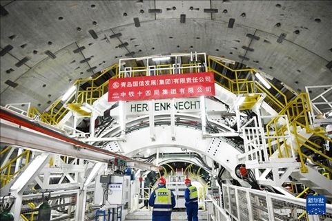 12月30日，中鐵十四局技術(shù)人員在盾構(gòu)掘進(jìn)開始前檢查“海天號(hào)”盾構(gòu)機(jī)。新華社記者 李紫恒 攝