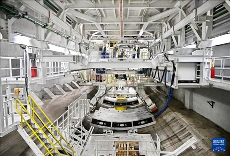 12月30日，建設(shè)者在青島膠州灣第二隧道工程南線主線隧道盾構(gòu)掘進(jìn)現(xiàn)場(chǎng)作業(yè)。新華社記者 李紫恒 攝