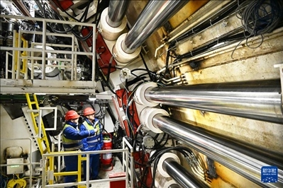 12月30日，中鐵十四局技術(shù)人員在盾構(gòu)掘進(jìn)開始前檢查“海天號(hào)”盾構(gòu)機(jī)。新華社記者 李紫恒 攝