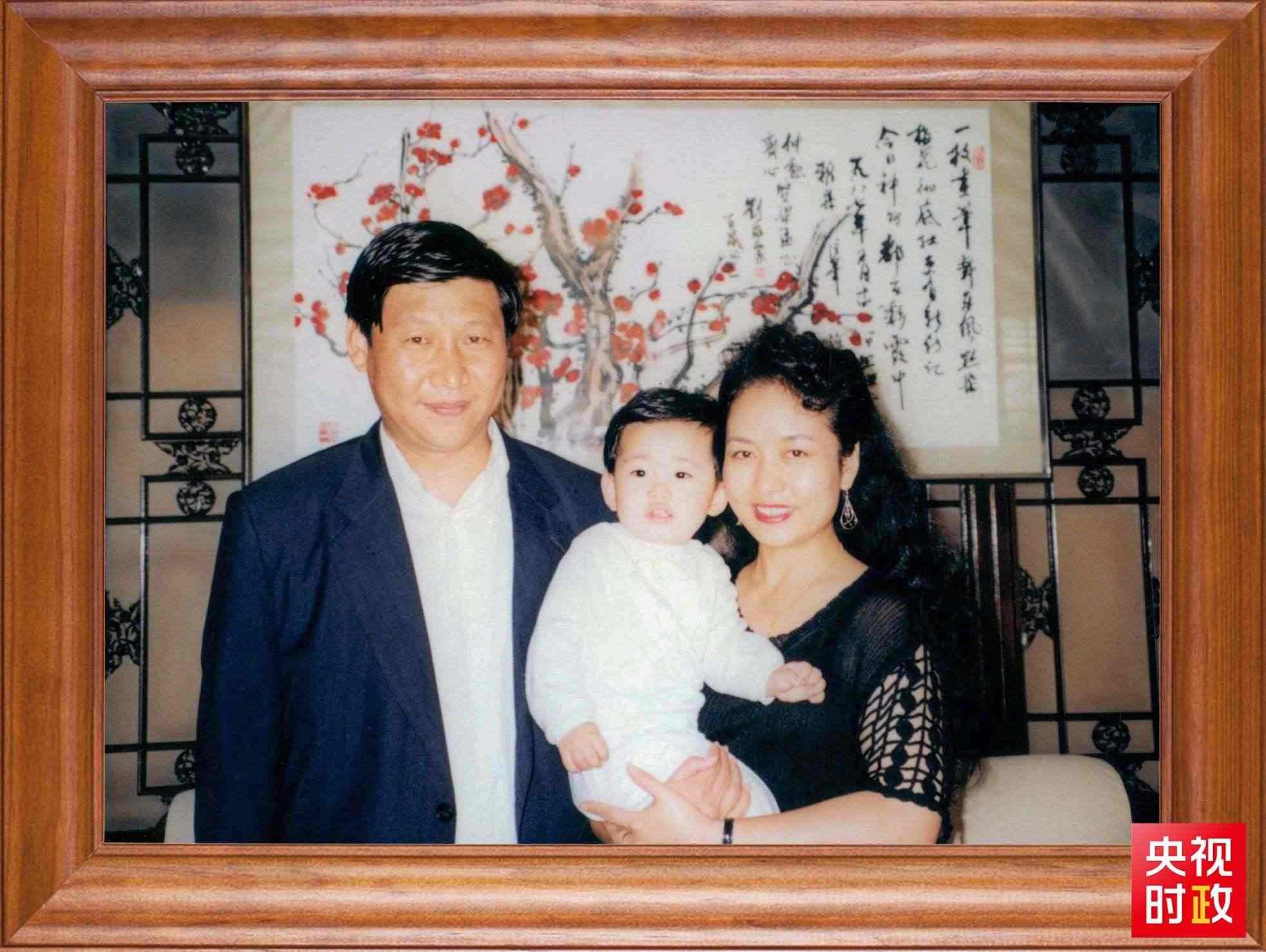 △這是習近平一家三口的合影。這張照片第一次出現(xiàn)在他的書架上。