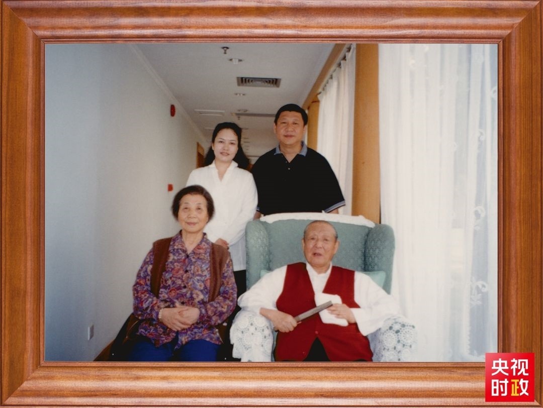 △這是習近平夫婦同父親習仲勛、母親齊心的合影。這張照片第一次出現(xiàn)在他的書架上。