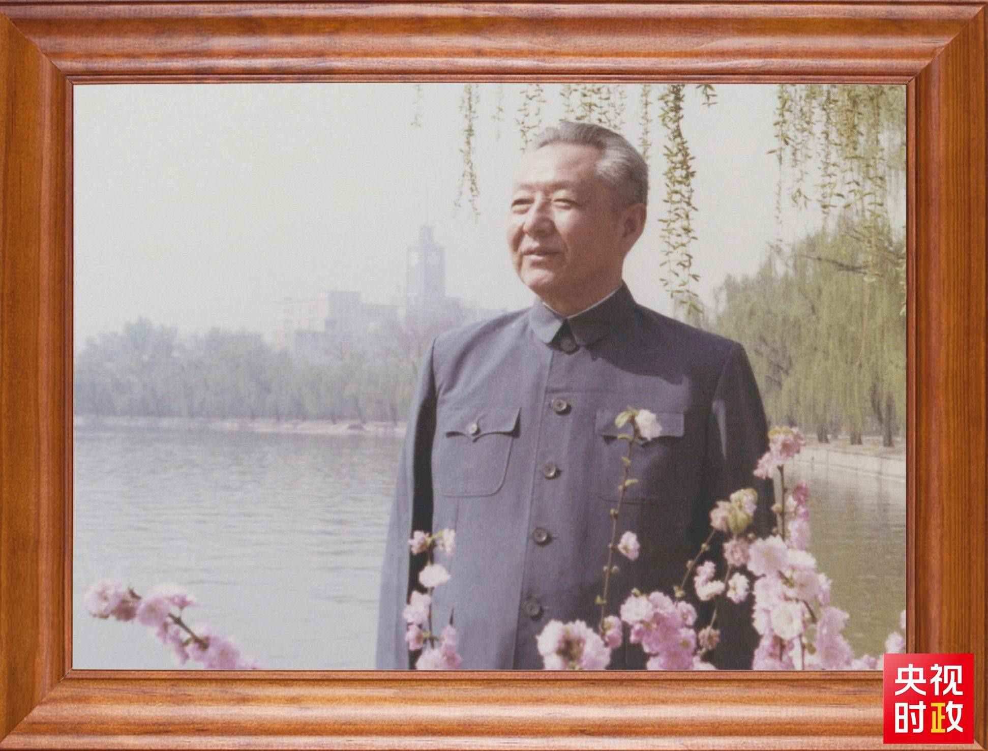 △這是習近平父親習仲勛同志的照片。2023年10月15日，是習仲勛同志誕辰110周年紀念日。這張照片第一次出現(xiàn)在他的書架上。