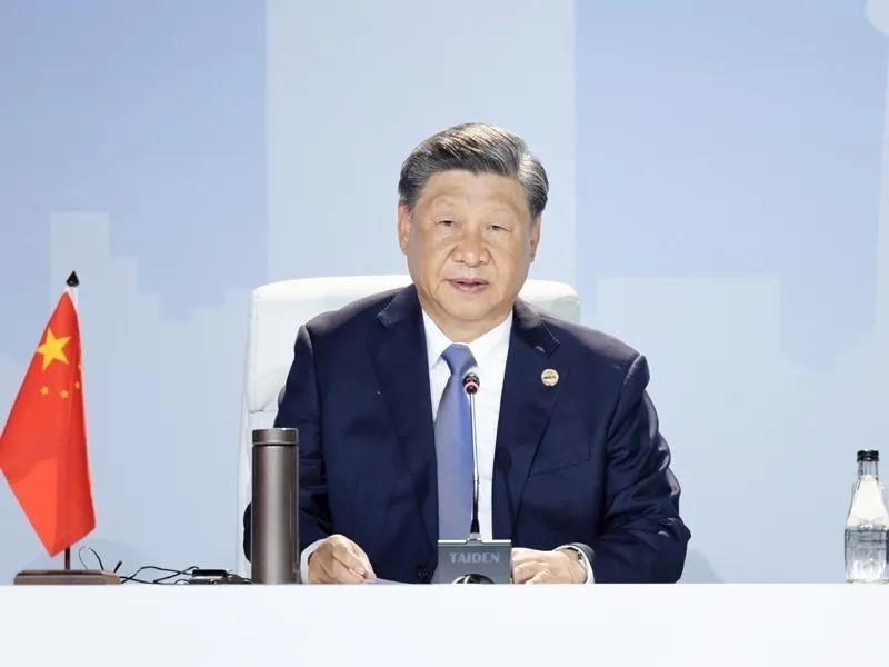 當?shù)貢r間8月24日，習近平主席在南非約翰內(nèi)斯堡出席金磚國家領導人第十五次會晤特別記者會。