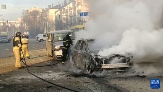 這張俄羅斯緊急情況部12月30日發(fā)布的視頻截圖顯示，在俄羅斯別爾哥羅德市，工作人員在現(xiàn)場救援。新華社發(fā)