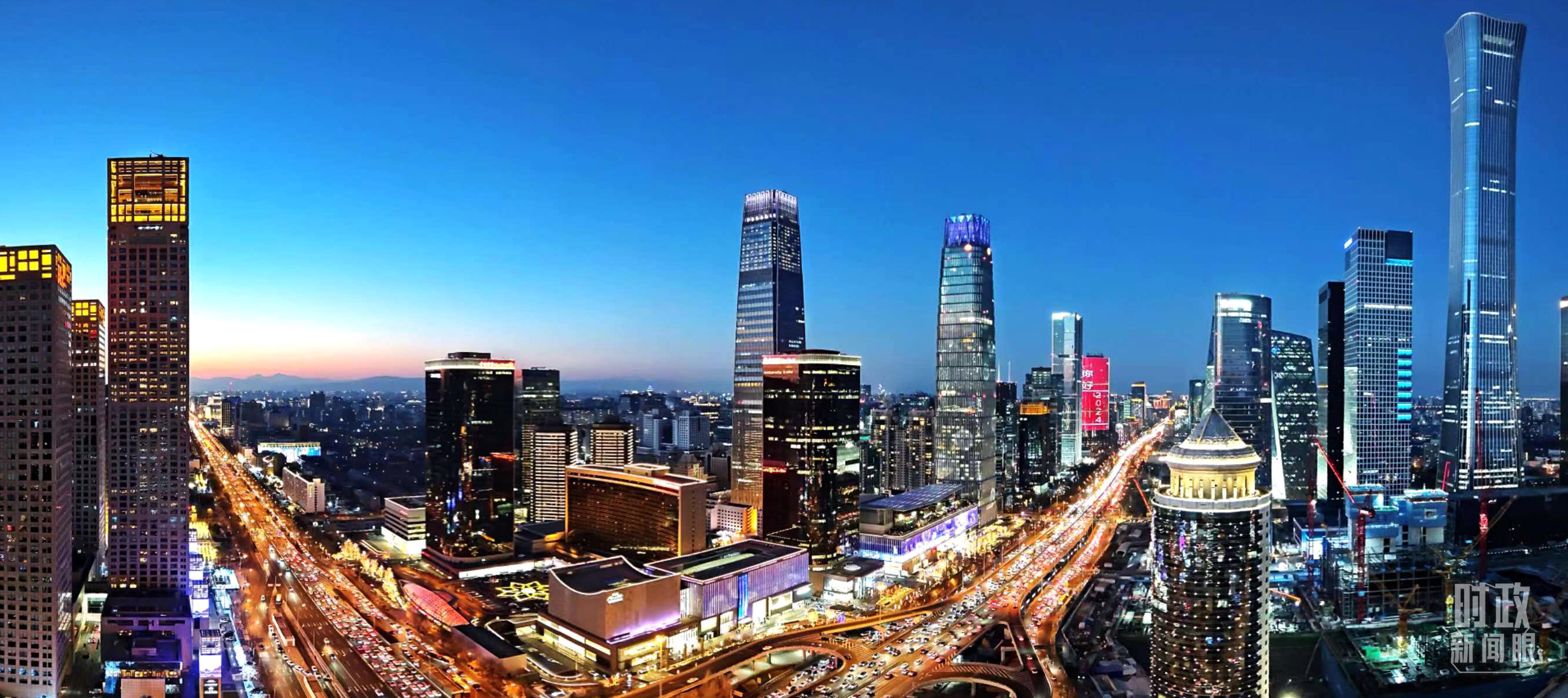 △2023年12月31日，北京CBD商圈。（總臺(tái)央視記者鐘信偉拍攝）