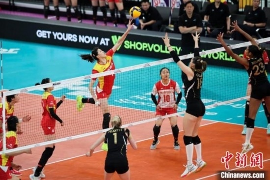 女排世俱杯賽場(chǎng)上，天津渤海銀行女排(紅)對(duì)陣巴西海灘女排(黑)。主辦方供圖