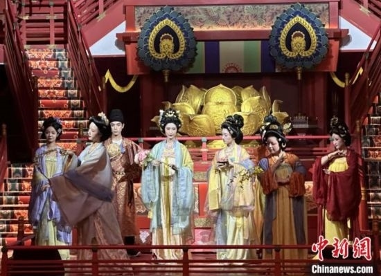 2023年12月31日晚間，在長(zhǎng)安十二時(shí)辰主題街區(qū)進(jìn)行的漢服表演。 中新社記者 張一辰 攝