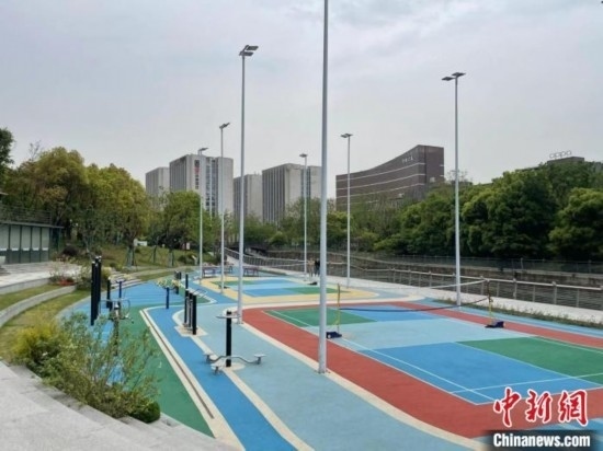 杭州余杭區(qū)一嵌入式體育場(chǎng)地。張煜歡 攝