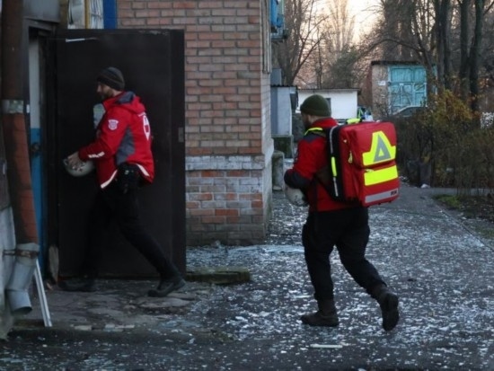  2023年11月25日，烏克蘭紅十字會救援人員在基輔市一棟遭空襲的居民樓實(shí)施清理和救助工作。新華社發(fā)（羅曼·佩圖什科夫攝）