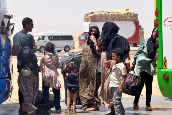  2023年4月27日，在埃及南部與蘇丹交界的阿爾根邊境口岸，人們離開蘇丹進(jìn)入埃及境內(nèi)。新華社發(fā)（拉德萬攝）