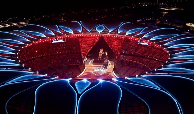 2023年9月23日，最后一棒火炬手汪順和數(shù)字火炬手在杭州亞運(yùn)會開幕式上點(diǎn)燃主火炬。新華社記者 程婷婷 攝