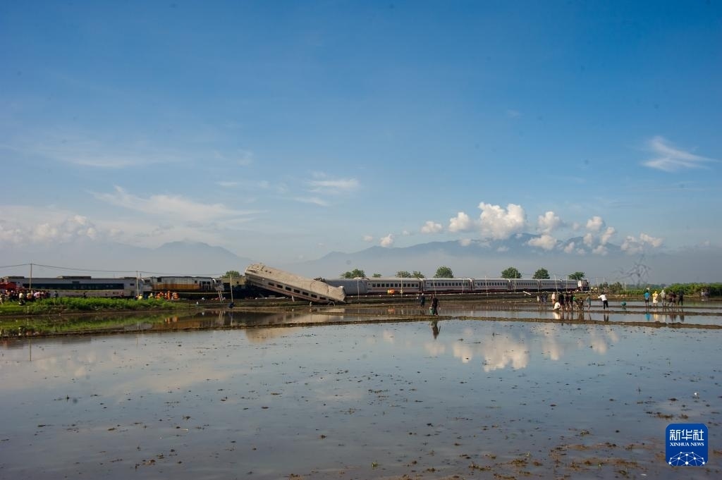 ?這是1月5日在印度尼西亞西爪哇省拍攝的列車相撞事故現(xiàn)場。新華社發(fā)（塞提安賈爾攝）