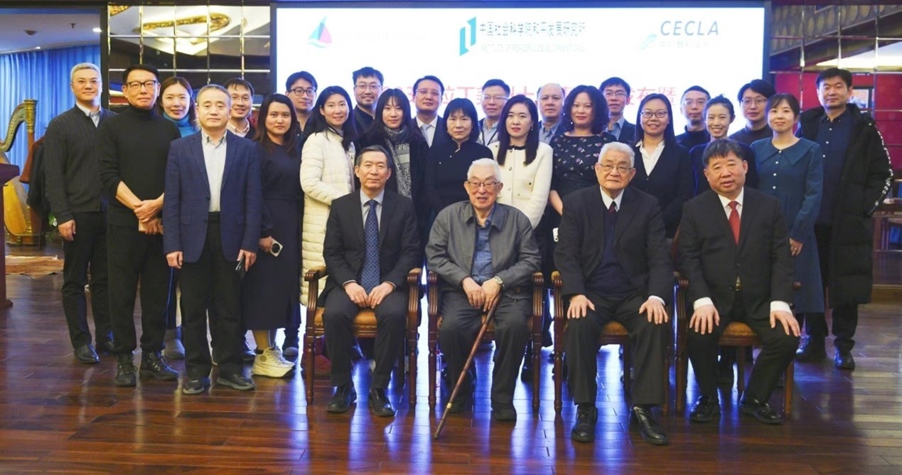 與會專家學者舉行合影。主辦方供圖