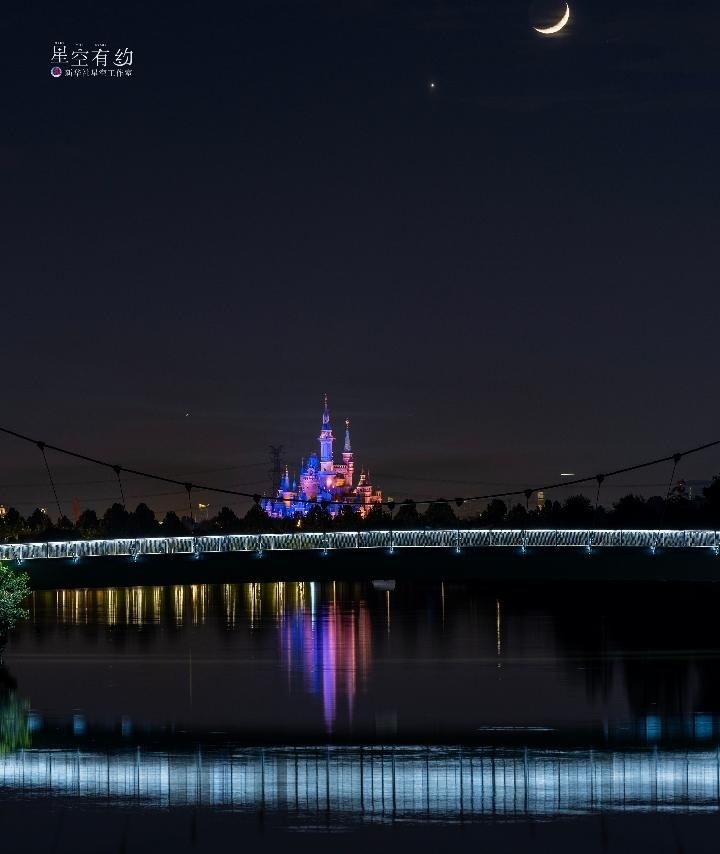 上海星空攝影愛好者陳悅?cè)A2023年5月23日在上海浦東拍攝的金星伴月。（本人供圖）