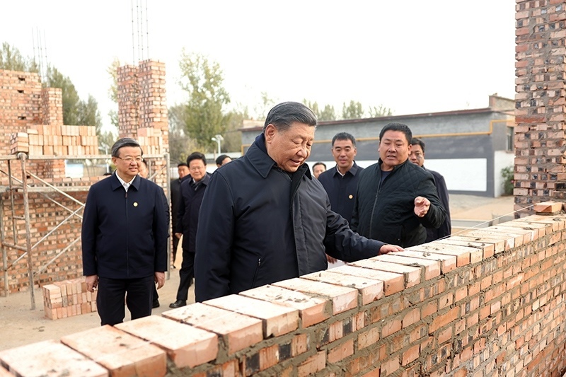 2023年11月10日，習(xí)近平總書(shū)記在河北保定涿州市刁窩鎮(zhèn)萬(wàn)全莊村房屋重建施工現(xiàn)場(chǎng)考察。