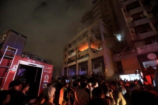 1月2日，人們聚集在黎巴嫩貝魯特南郊的以色列無人機襲擊現(xiàn)場。新華社發(fā)（比拉爾·賈維希攝）