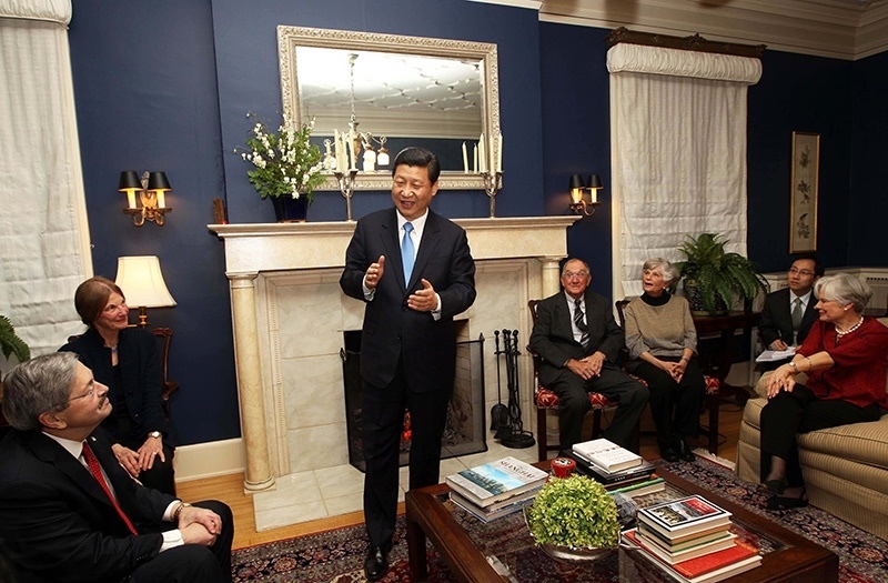 習(xí)近平2012年訪美時(shí)與老朋友敘舊場景。