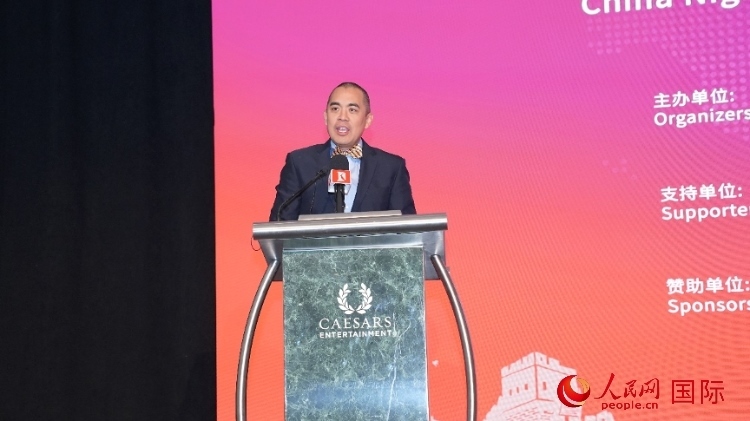 內(nèi)華達州副州長辦公室幕僚長魯?shù)稀づ撩鲌D安在論壇致辭。人民網(wǎng)記者 鄧圩攝