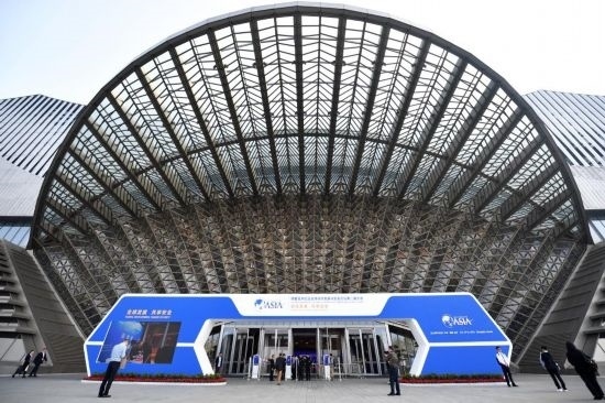 2023年10月30日，參會(huì)嘉賓步入長(zhǎng)沙國(guó)際會(huì)議中心。當(dāng)日，以“全球發(fā)展 共享安全”為主題的博鰲亞洲論壇全球經(jīng)濟(jì)發(fā)展與安全論壇第二屆大會(huì)在湖南長(zhǎng)沙開(kāi)幕。新華社記者 陳振海 攝