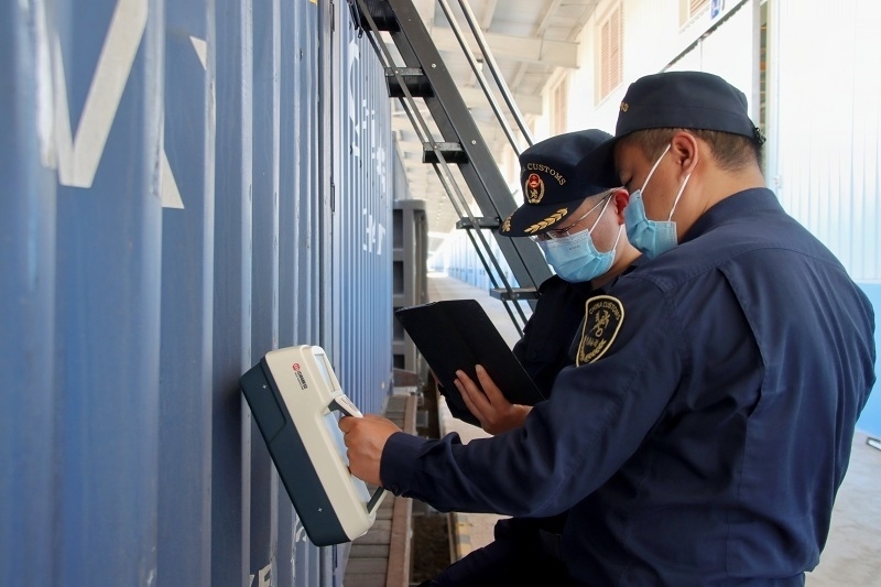 海關(guān)關(guān)員使用手持式輻射探測儀對中老鐵路入境貨物進(jìn)行檢測。張釋巍攝