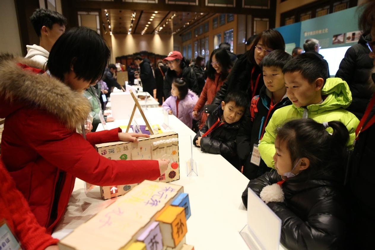 學(xué)生現(xiàn)場(chǎng)演示科創(chuàng)作品。主辦方供圖