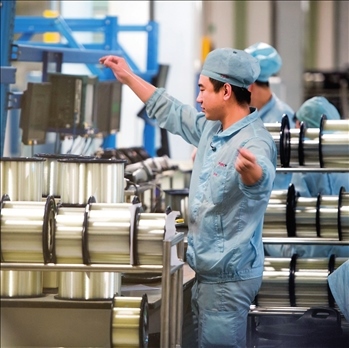 在位于武漢的長(zhǎng)飛光纖光纜股份有限公司光纖生產(chǎn)車(chē)間內(nèi)，工作人員對(duì)光纖進(jìn)行檢測(cè)（資料圖片）。肖藝九攝/本刊