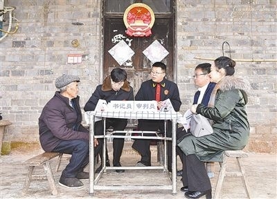  圖②：調(diào)解現(xiàn)場。