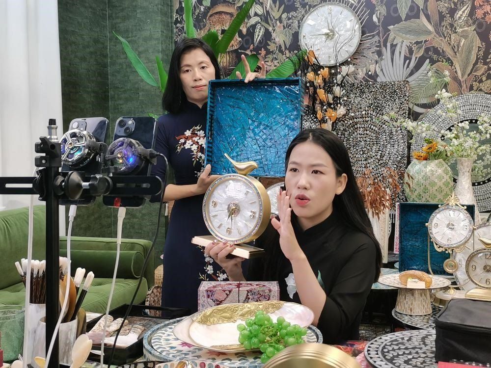 △在廣西防城港東興市一個(gè)電商直播間里，主播在進(jìn)行活動(dòng)推介。