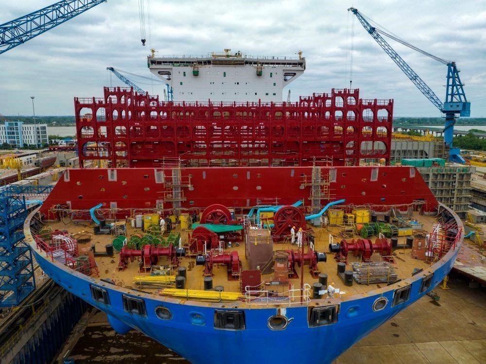 △2023年5月7日，江蘇揚(yáng)州中遠(yuǎn)海運(yùn)重工有限公司工人在作業(yè)。