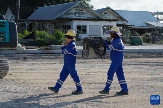 1月18日，工作人員在瑙魯艾沃港碼頭升級改造項目工地工作。新華社記者 王申 攝