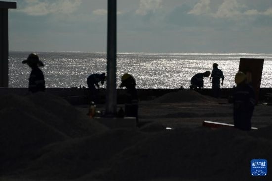1月18日，工作人員在瑙魯艾沃港碼頭升級改造項目工地工作。新華社記者 王申 攝