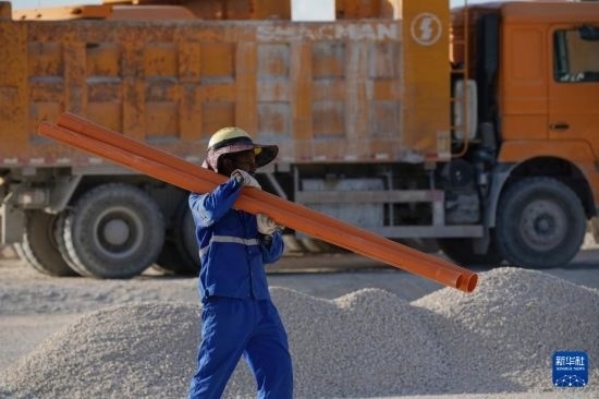 1月18日，工作人員在瑙魯艾沃港碼頭升級改造項目工地工作。新華社記者 王申 攝