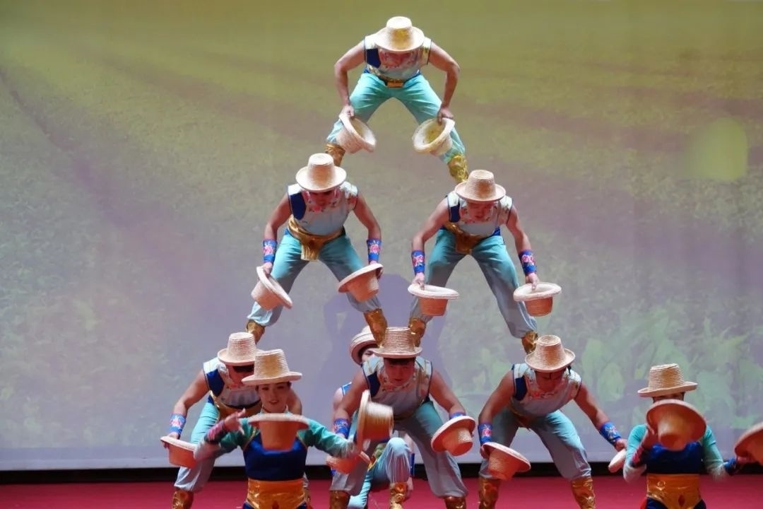 雜技表演“草帽歡歌” 。貝寧中國文化中心供圖