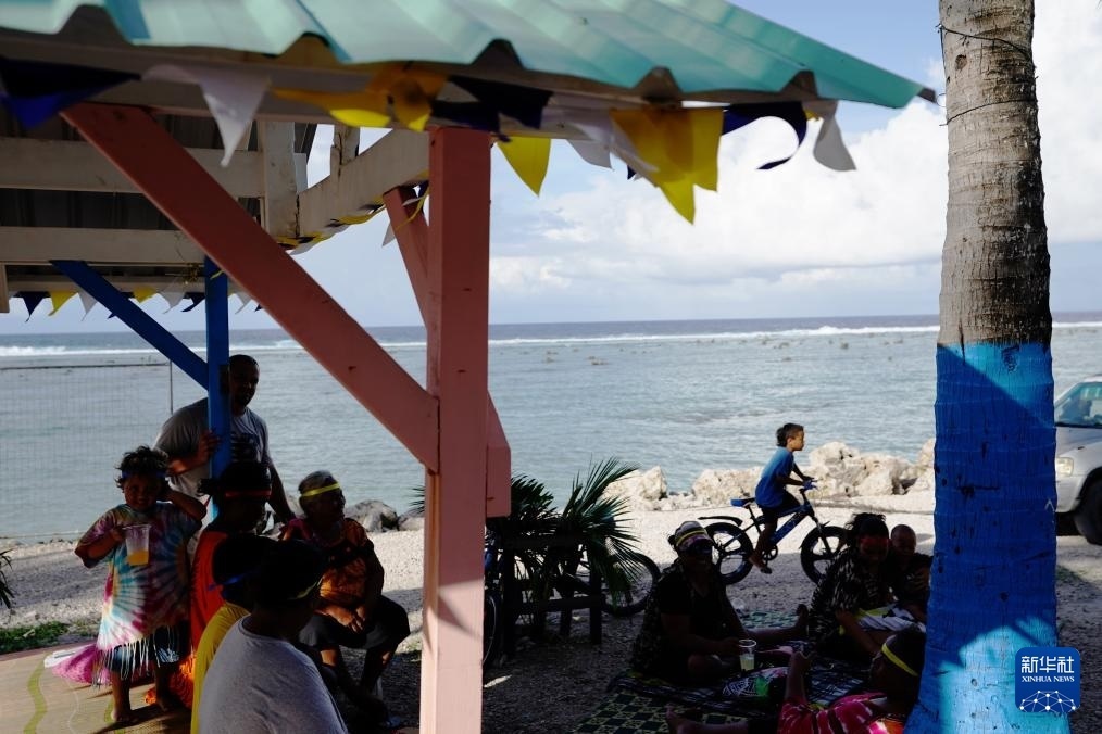 1月20日，當(dāng)?shù)厝嗽阼斠惶幒┬蓍e娛樂。新華社記者 王申 攝